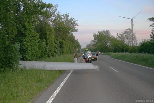 Pales brisée et projetée sur la route 