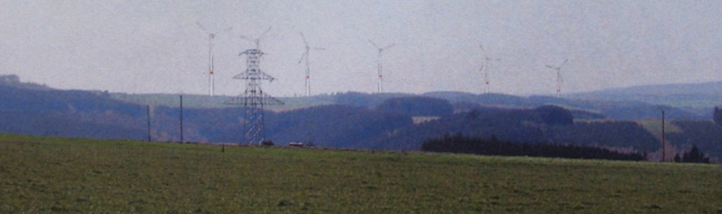 Un pylône de 40 m plus haut qye des éoliennes de 150 m.