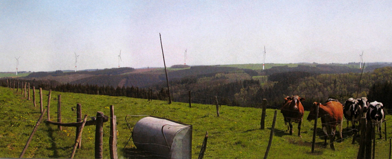 Des éoliennes dans unn brouillard inexistant